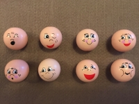 Houten ballen met gezichtjes